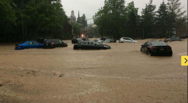 Chùm ảnh nước lũ cuồn cuộn cuốn phăng ôtô, hàng nghìn người Mỹ phải sơ tán